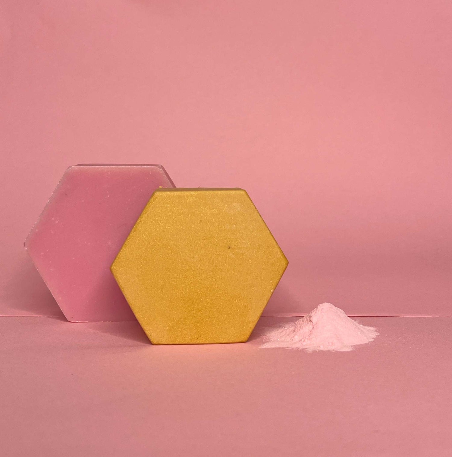 Uusi jauhemainen kasvovesi Luminous hexagonal solid containers with pink powder on pink background