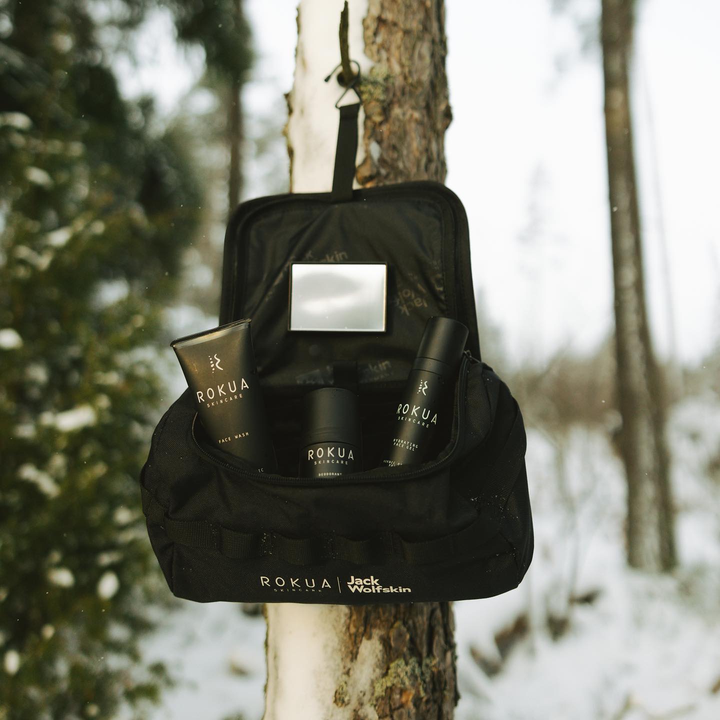Rokua x Jack Wolfskin hygienialaukku auki metsässä – sisällä Rokua Skincare -tuotteet