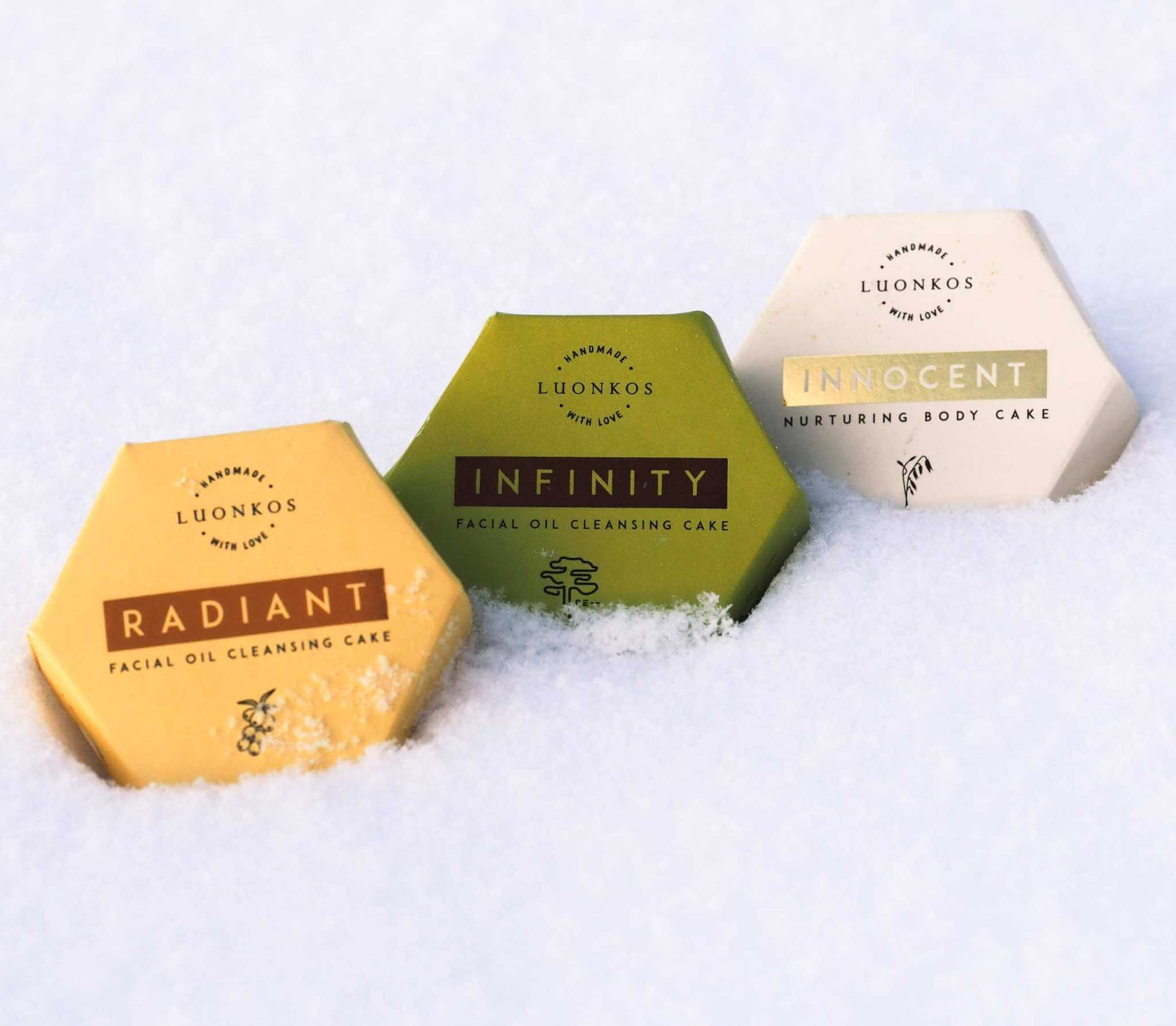 Luonkos talven ihonhoito öljypuhdistuskakut Radiant, Infinity ja vartalon hoitokakku Innocent lumessa