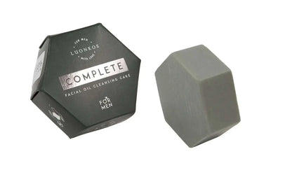 Complete facial oil cleansing cake for men with natural ingredients, charcoal, and moisturizing properties for balanced skin and impurity control.