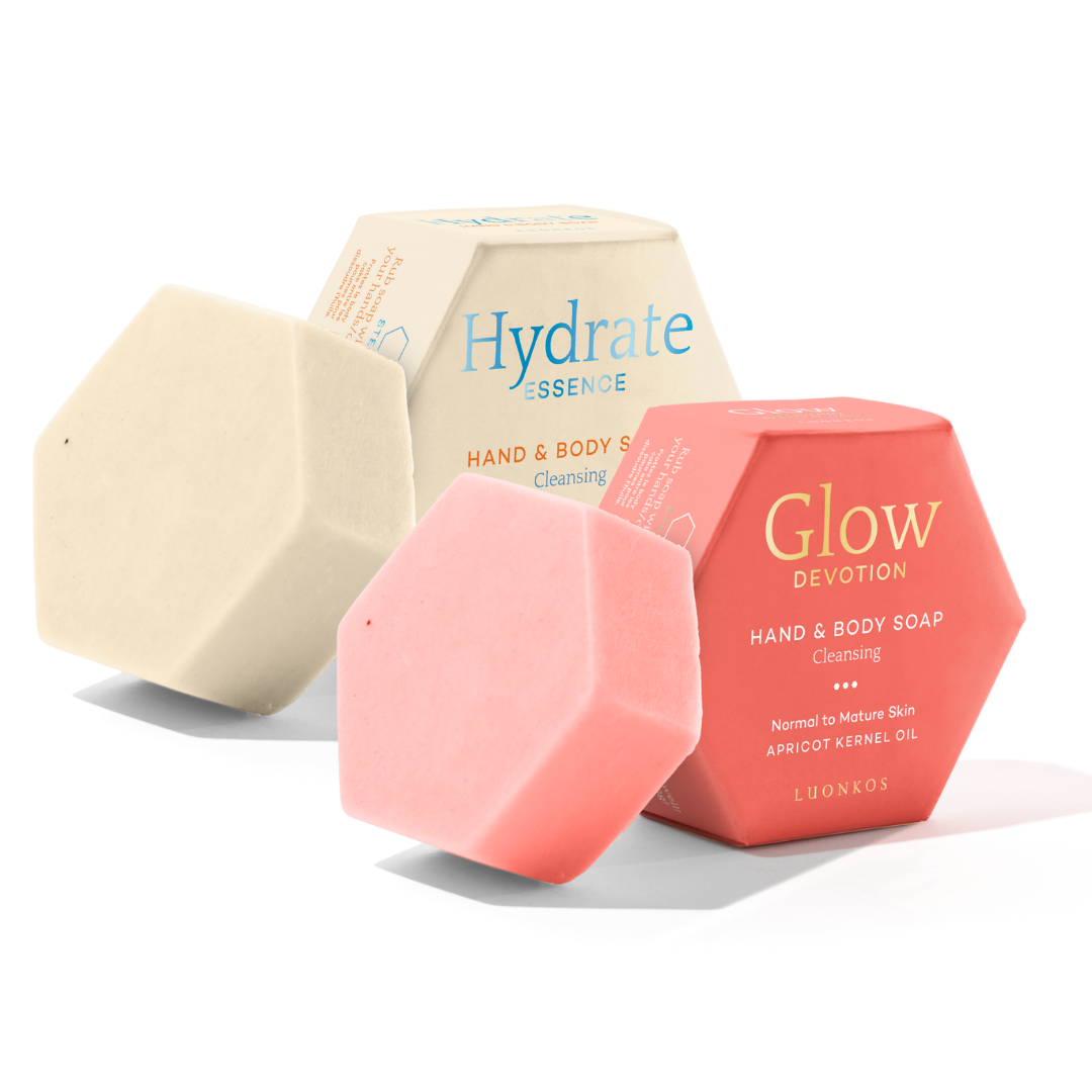 Luonkos Vartalosaippuat Duo – Glow Devotion korallipunainen palasaippua ja Essence beige palasaippua vierekkäin
