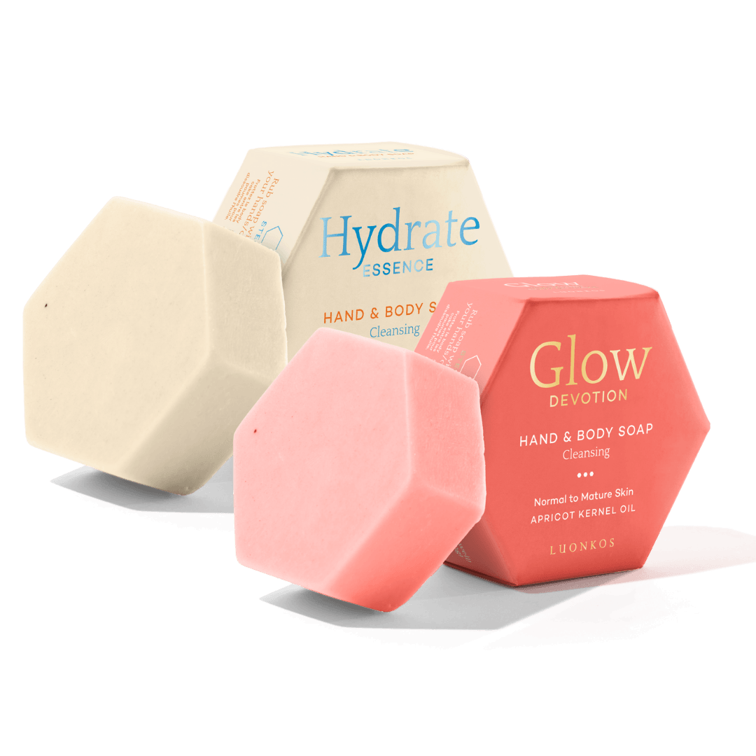 Luonkos Vartalosaippuat Duo – Glow Devotion korallipunainen palasaippua ja Essence beige palasaippua vierekkäin