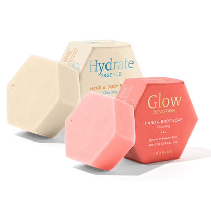 Luonkos Vartalosaippuat Duo – Glow Devotion korallipunainen palasaippua ja Essence beige palasaippua vierekkäin