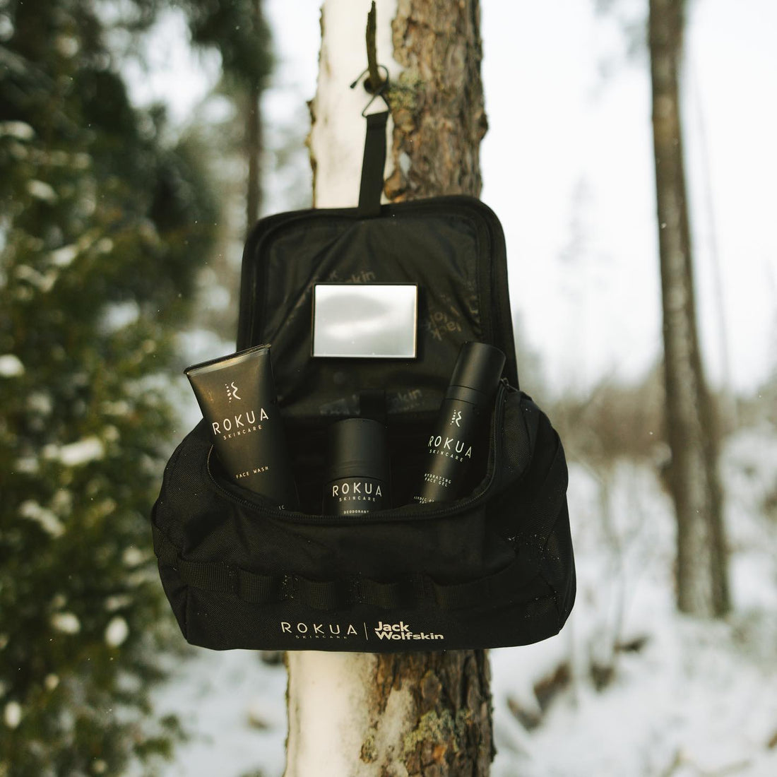 Rokua x Jack Wolfskin hygienialaukku auki metsässä – sisällä Rokua Skincare -tuotteet
